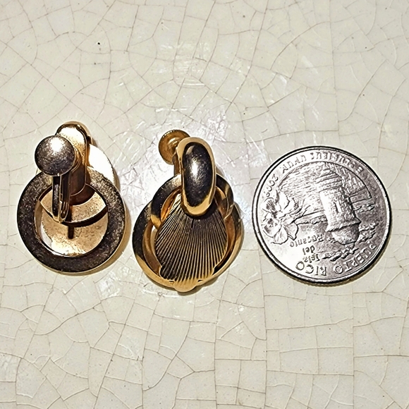 Mid century faded gold doorknocker shell motif screw back earrings - Picture 4 of 7